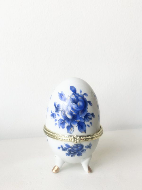 Oeuf décoratif chiné - Bouquet de fleurs bleu